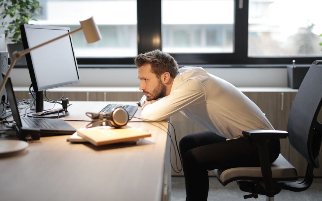 Gesunde Haltung im Alltag – Tipps für eine bessere Haltung 🚶‍♀️
